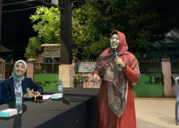 Mahasiswa KKNT FIA UB Bekali Materi Wirausaha Warga Desa Bakalan